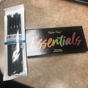 Eyeshadow and brush set